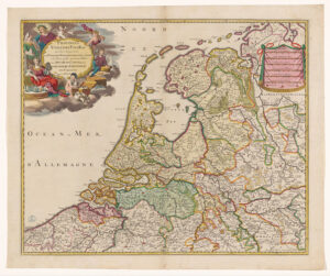 Links titelcartouche met daaromheen een aantal figuren en producten die symbool staan voor de welvaart van de Republiek. Rechts legenda en schaalstok: Mille pas geometriques, Lieües communes de France, en nog drie andere. Gradenverdeling langs de randen.