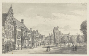 Tekening van een door huizen omsloten plein. Links eerst een hoog huis met een versierde trapgevel, dan een breed gebouw met een bordes en een balkon. Op de achtergrond een relatief lage poort, rechts staan bomen. Op het plein lopen mensen en staan mensen te praten. Voor het hoge huis links (het landshuis) staat iemand op wacht. Midden op het plein loopt een meisje met een juk met twee emmers eraan.