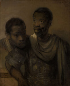 Twee Afrikaanse mannen. De rechter staat rechtop, kijkt naar links en heeft zijn mond half open. Om zijn hals heeft hij een loshangende sjaal. Over zijn rechter schouder hangt de tweede man met zijn hoofd. Hij kijkt recht vooruit.