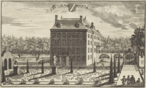 Gravure van kasteel Amerongen met rechts de dubbele brug en de kade die onder de brug doorloopt. Op de voorgrond is een formele tuin getekend met twee standbeelden, als cypressen gesnoeide boompjes (taxussen?), broderieen en een bloemenperk. Om de gracht zit een heggetje. Op het pad tussen de tuin en de heg lopen mensen en kinderen. Ook op het pad naar de kade staan mensen. Het hek naar de kade zit dicht.