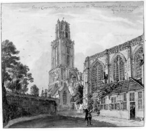 Gezicht vanuit het Klein Kapittelhuis op het Munsterkerkhof te Utrecht uit het zuidoosten, met de drie schipkapellen van de Domkerk met daarvoor de secretarie van het Domkapittel, de Domtoren en in het midden de Heilige Kruiskapel.