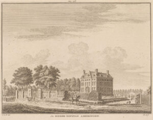 Kasteel Amerongen vanuit het noordoosten. Het huis rijs op vanuit het landschap, links een muur met daarin een doorgang, op de voorgrond een zandpad dat ernaartoe leidt met daarop een ruiter met twee honden en rechts een hek. Achter het zandpad een gracht met op het eiland daarachter een heg die links en rechts hoger is dan in het midden. Op het eiland wat lage struikjes en in de verte nog een brug.