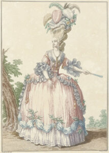 Vrouw in een circassienne van 'gaze d'italie puce' met een rok van dezelfde stof. Hierover een tweede roze rok, gegarneerd met gebrocheerd gaas met een blauw lint waaraan bloemen. 'Bouilloné' aan de onderkant. Mouwen (engageantes) van filet. Hoog kapsel met een 'chapeau en Coquille' versierd met bloemen en veren.
