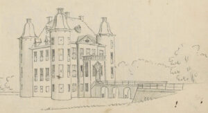 Een elegant vierkant kasteel met vier ronde torens met een dak en een hoge pyramidedak in het midden. Het. kasteel staat in de gracht. De hoofdingang komt wat naar en komt uit op de brug over de gracht.