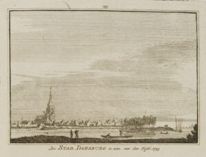 Op de voorgrond een rivier met een roeiboot en een praam, rechts was zeilbootjes. Aan de overkant een stadje achter een wal met een kerk en een molen.