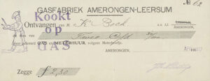 Kwitantiebriefje van de Gasfabriek Amerongen-Leersum. Ontvangen van M.K Bock te Amerongen, de som van Twee gld 30/1000 voor geleverd GAS en METERHUUR volgens meterbriefje, Amerongen, Apr. 1917. Zegge f 2,30. Er doorheen een stempel van een kok met daarnaast de tekst "Kookt op GAS"