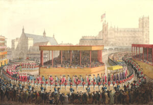 Processie van hoogwaardigheidsbekleders van de Abbey (rechts achter) naar Westminster (links achter). Midden op de afbeelding een soort tribune waar de processie omheen cirkelt. Het begin van de processie is al binnen bij Westminster, het eind van de processie is niet zichtbaar. De koning loopt rechts voor onder een baldakijn. Rondom de processie staan militairen met berenmutsen en daarachter militairen te paard. Daarachter staat het gewone volk.