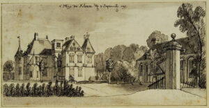 Pentekening van een voornaam huis. Het huis is samengesteld uit verschillende delen en heeft meerdere torentjes in vormen en hoogtes. Voor het huis staat een duiventil en rechts een bijgebouw. Rechts op de voorgrond een deel van het hek.