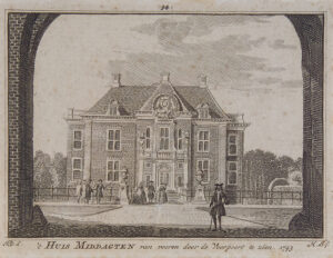 Door de poort zien we huis Middachten met daarvoor chique geklede dames en heren.