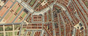 Fragment van vogelvlucht plattegrond van Amsterdam. De Binnen Amstel stroom links boven en komt uit in het Rokin. Duidelijk te zien zijn het Stadhuis, De Nieuwe kerk, de Oude kerk, de Amstelof (Wat de Hermitage was). De Amstelhof ligt nog in de velden. Links onder zijn ingerichte tuinen geekend.