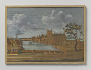 Op de voorgrond een straat met links een paar huisjes, in het midden drie ruiters, rechts een koets met zes paarden, geheel rechts een boom op een plein. Achter de straat water, daarachter gebouwen, rechts uitkomend op het plein, waar twee ruiters en een man voor de brug naar het hoofdgebouw staan. Onder grote lucht.