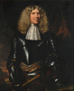 Portret van een man met een grote bos pluizig blond haar tot op de schouder. Hij heeft een dunne snor en hij heeft een wit kanten sjaaltje strak om zijn nek geknoopt. Hij draagt een zwart glimmend harnas met een gekleurde sjerp om zijn middel. In zijn rechter hand(schoen) heeft hij een maarschalkstaf, onder zijn linker arm zijn helm.