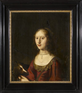 Vouw met bruinrode japon met goudkleurige schulprand langs decollete; pijlenkoker met riem over linkerschouder op de rug; linkerhand aan kop van jachthond (hond); met halsband waarop 'S.A.S.'; chignonkapje van gouddraad op bruin haar; halsketting en oorhangers.